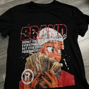 Svart t-shirt med tryck - Säljer min svarta t-shirt med ett stort tryck på både fram- och baksidan. Texten säger 'Money isn't everything but everything needs money' och 'Make more money'. Perfekt för en avslappnad stil med ett budskap. Kortärmad och i normal passform.