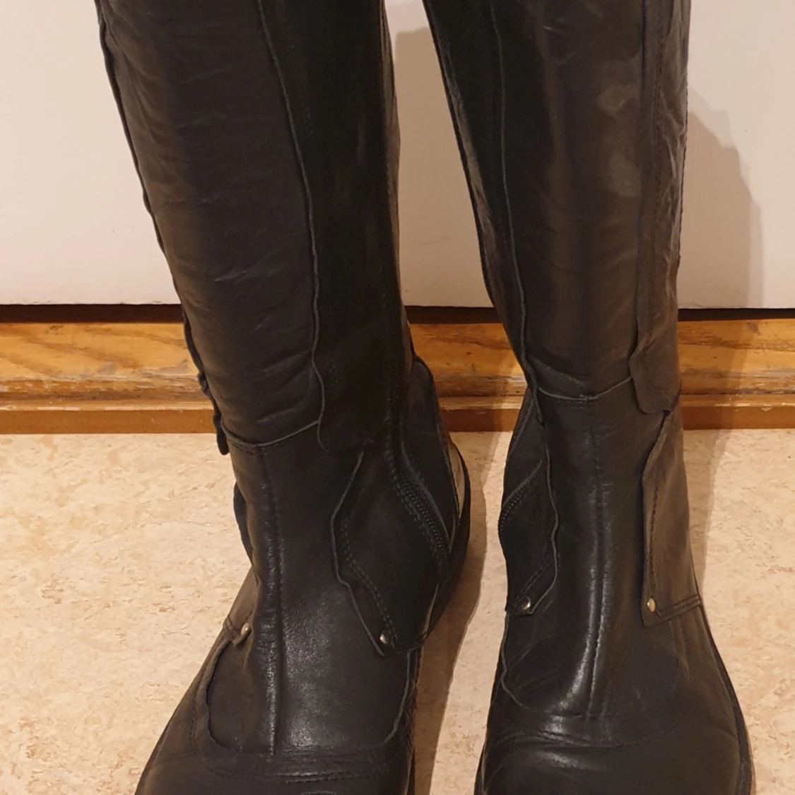 Svarta skinnstövlar med dragkedja - 91