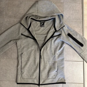 Nike tech fleece zip hoodie - Säljer en grå hoodie från Nike i mycket bra skick. Storlek xs