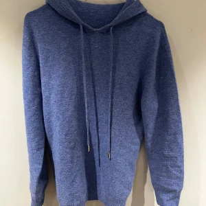 Blå marinoull hoodie - Säljer denna riktigt sköna blåa marinoull hoodien pga den blev för stor. Skick 9/10. Leveranstid 1-3 dagar🚚 perfekt till vintern o den kalla perioden! Funderar ni över något, hör av er! Kan diskutera pris vid snabb affär!