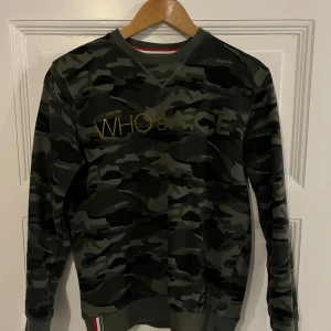 Camouflage tröja från WHO's A.C.E - Säljer en cool camouflage tröja från WHO's A.C.E i storlek S. Tröjan är i bra skick och redo för nya äventyr!