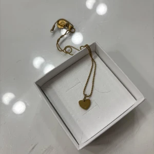 Guldigt halsband med hjärta från Edblad - Säljer ett superfint guldigt halsband med ett hjärta som hänge. ☺️