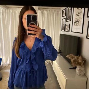 Blus från Veromoda - En super snygg blus från veromoda💗 Den är i storlek M och är ändats använd 1 gång. Det finns inga defekter på blusen💗