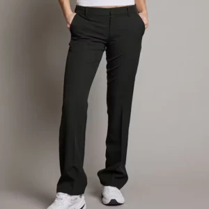 Svarta kostymbyxor - Säljer kostymbyxor från bikbok i modellen vera low☺️ i väldigt bra skick💕