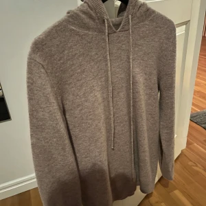 Kashmir hoodie - Tja! Säljer min snygga begie hoodie perfekt nu till hösten och vintern i storlek M