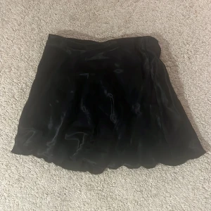 Siden kjol  - Kort svart siden kjol ifrån weekday 