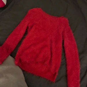 stickad tröja röd  - världens mysigaste röda tröja i super fint skick! stl 146/152 men passar xs eller s ❤️