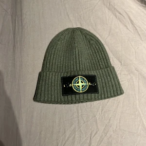  Stone Island Mössa  -  Helt ny Har aldrig använt. Säljer den för den såg inte bra ut på mig