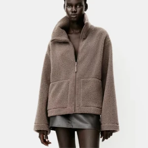 Teddy jacka - Säljer min Teddy jacka som tyvärr var för liten då jag ville ha mer oversized! Super bra skick med lappen kvar, bilderna är från tjejen jag köpte från!