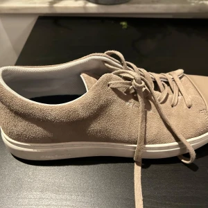 paul smith skor - Köpte dessa skor på vestair colective med titel ”never worn” Har använt dessa skor två gånger därför är dom i nästan helt nytt skick😊  Ops (eftersom dessa köptes på vestair ingick inte skolåda)