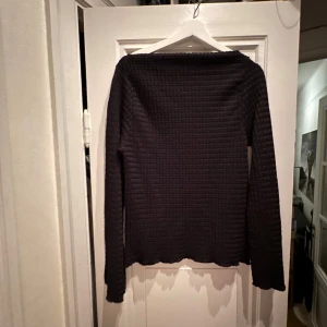 Svart tröja - Säljer en svart  tröja (samma modell som den vita) med ett snyggt texturerat mönster. Tröjan har långa ärmar och en bekväm passform, perfekt för kyliga dagar. Den är i mycket bra skick och passar både till vardags och lite finare tillfällen. 