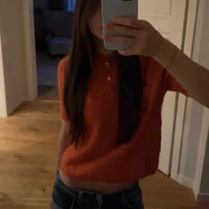 Supersöt stickad t-shirt från H&m❣️ - Säljer min ursnygga orange-röda t-shirt från H&m, inga defekter❣️