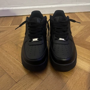 Nike Air Force 1 - Tjenare, säljer mina svarta Air Forces i storlek 43. De är i riktigt fin skick, de har bara varit använda ett par gånger. Mer an det finns det inte att säga, är du intresserad är det bara att skriva ✍️.