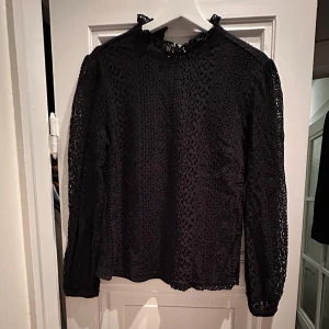 Blus - Svart blus i mönster/spetsöverdrag