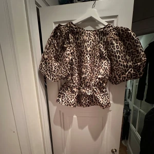 Blus - Cool och stilren tröja/blus Saknar 1 av 3 knappar där bak, vilket egentligen inte gör något, men om man vill kan man sy dit en ny! Alla 3 fästen sitter kvar.  