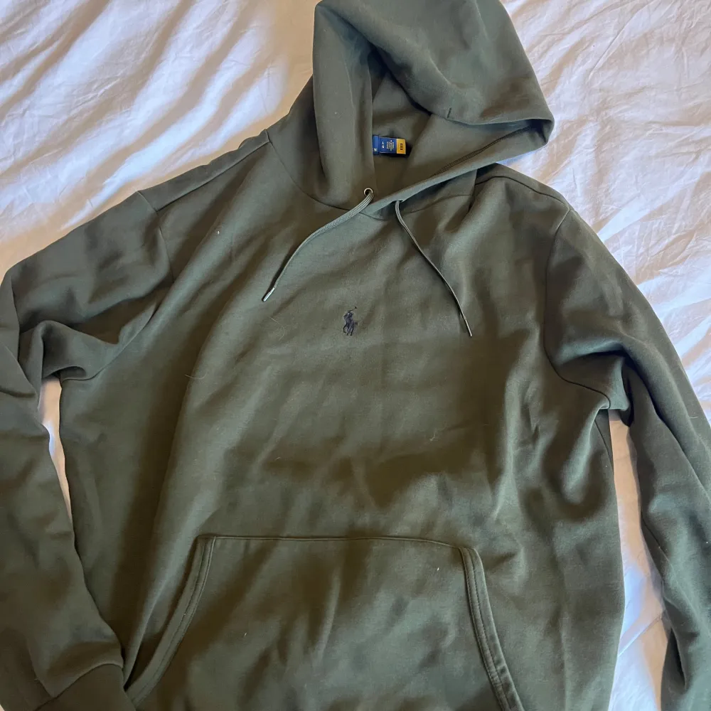 Säljer min mörkgröna Ralph lauren hoodie då den är för stor för mig, i princip aldrig använd så i väldigt bra skick . Hoodies.