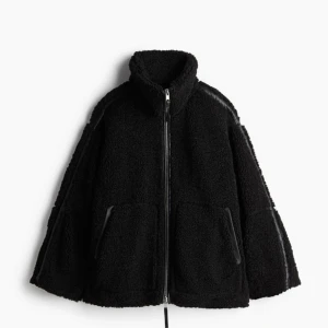 Svart teddyjacka med dragkedja - Mysig svart teddyjacka. Den har en dragkedja framtill och två praktiska fickor. Jackan är långärmad och har en hög krage. Helt ny med prislapp. Storlek S (byta gärna jackan mot en vit Xs) 