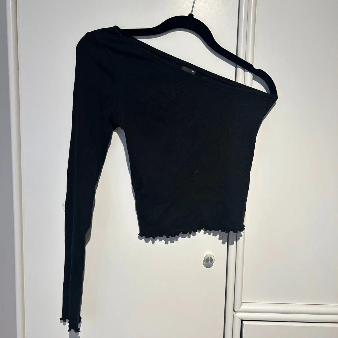 Svart oneshoulder topp