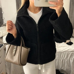 Slutsåld teddyjacka  - Säljer min teddyjacka ifrån hm som inte går att köpa längre 🩷använd men bra skick 