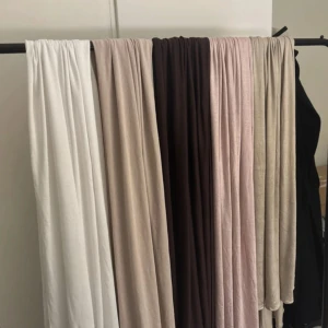 5 Jersey hijab  - Alla helt nya, fast pris! Säljs ej separat!Alla är från Losyana förutom den vita. 🤍🤎🩷💚 Färg: Vit: Jersey Beige: wavy collection, Jersey Kaffebrun:Jersey  Ljusrosa(rose): bambu jersey Pistachio grön: bambu jersey ❣️