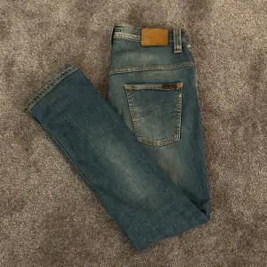 Säljer Nudie Jeans| Storlek: W30 L32 | Färg: Blå | Pass form: ”Thinn Finn” Slim fit | Skriv vid fundering eller fler bilder! Priset alltid diskuterbart!