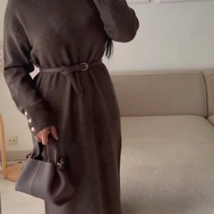 Brown sweater dress with golden buttons - ❌Ny! Fast pris! Inköpt nyligen för 699 -väldigt varm, lång varm maxi klänning  •Size M/L •Length 130 cm •Composition 63% acrylic 32% polyester 5% spandex