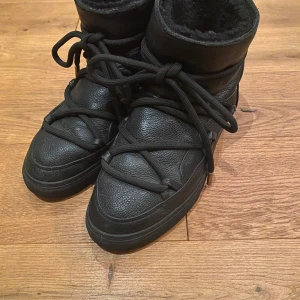 Inuikii - Svarta kängor från Inuikii storlek 39