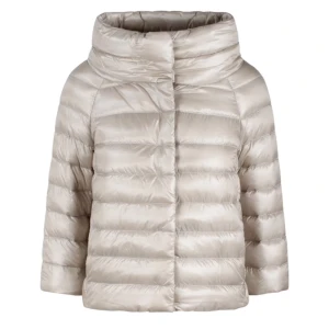 Henro jacka  - Säljer min Henro jacka i toppskick, köpt förra vintern. Jackan är både superfin och varm, perfekt för den kommande säsongen! Storleken är 40  men passar mig som vanligtvis bär S. Endast ett pyttelitet hål på insidan som har blivit noggrant lagat och syns inte när jackan är på. I övrigt är jackan i riktigt fint skick!