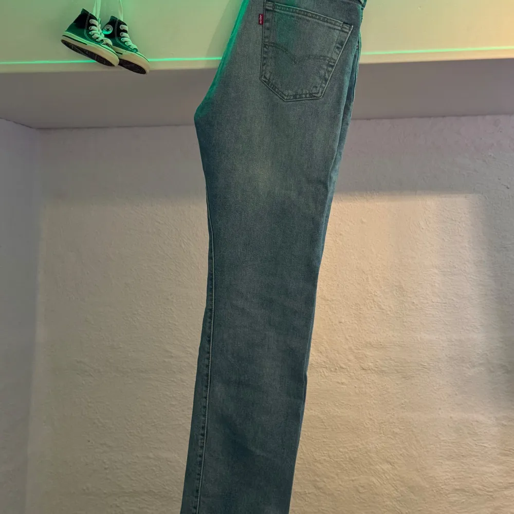 Säljer du mina levi’s för att de inte används längre. Skick 9/10. Hör av er vid frågor!. Jeans & Byxor.