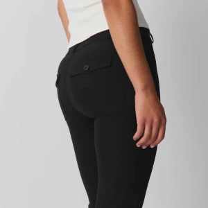 Svarta bootcut byxor - Snygga svarta kostymbyxor i storlek 36/S. Dom är inte så stretchiga och är lite tighta. Dom är low waist och har använts ungefär 2 gånger sedan köp❤️ skriv för frågor eller fler bilder 