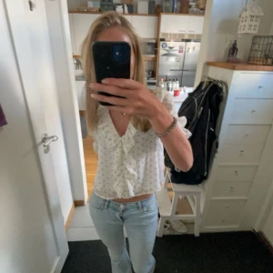 söt blus - Köpt i usa, säljes för att den inte används! Ja passar till mycket, sparsamt använd 🥰🥰 köptes för ungefär 300 kr 🥰 