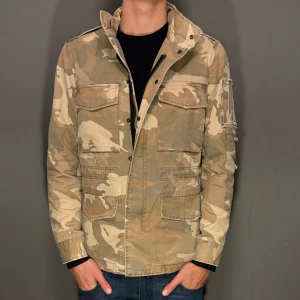 Zadig Voltaire fieldjacket - Hej säljer nu min fina Zadig Voltaire fieldjacket i storlek S. Den är ny med prislapp och kommer vara otroligt snygg i höst/vinter. Nypris cirka 5000kr! Vi kommer att sälja liknande produkter nu närmare vinter så glöm inte följa profilen!🌊🍾