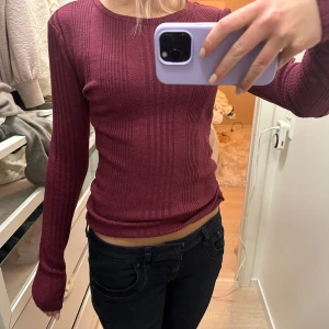 Vinröd ribbad tröja - Säljer en snygg vinröd ribbad tröja i mycket bra skick. Perfekt för höst och vinter.❤️