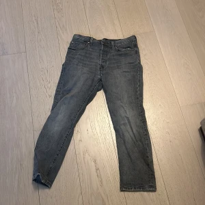 Grå Levis 501 jeans - Säljer ett par klassiska grå Levis 501 jeans i bra skick. De har en straight passform och är tillverkade i slitstarkt denim. Perfekta för både vardag och fest! 🖤