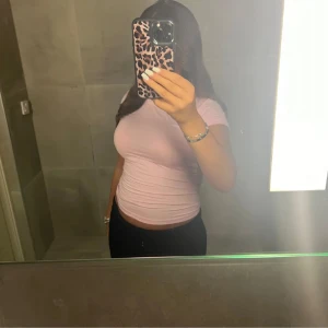 Rosa topp - Säljer en ljusrosa tröja i soft touch material i storlek S, den är helt ny men råka köpa fel storlek och returs tiden är över💞