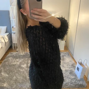 Svart fluffig blus  - Säljer en supersnygg svart blus med fluffig/hårig textur. Perfekt för fest eller finare vardag. Tröjan har långa ärmar och en oversized passform, storlek s. Mycket bra skick. 💓💓💓