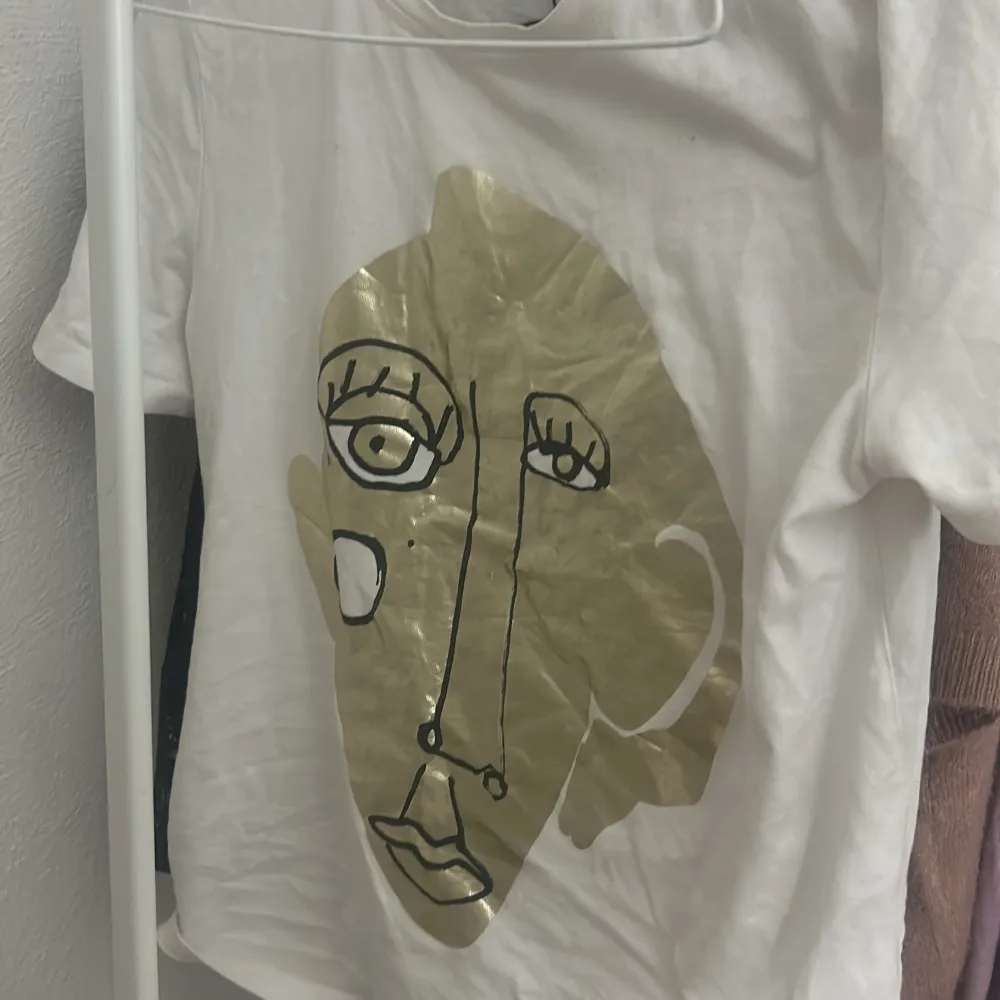 Säljer en snygg vit t-shirt från Zara i storlek S. Den är sjukt cool och snygg och populär , den finns inte att köpa längre . Jätte bra skick säljer då jag inte använder längre. T-shirts.