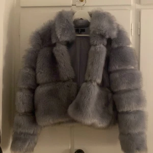 Pälsjacka från Missguided - Säljer denna superfina gosiga, väldigt varma, pälsjacka från Missguided! 