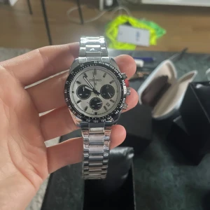 Seiko Mod ”Panda” - Säljer nu denna sjukt feta seiko klockan för enn kanonpris! Den är helt ny. Diametern är 38mm. Kommer med låda och extralänkar. Skriv privat för fler frågor!