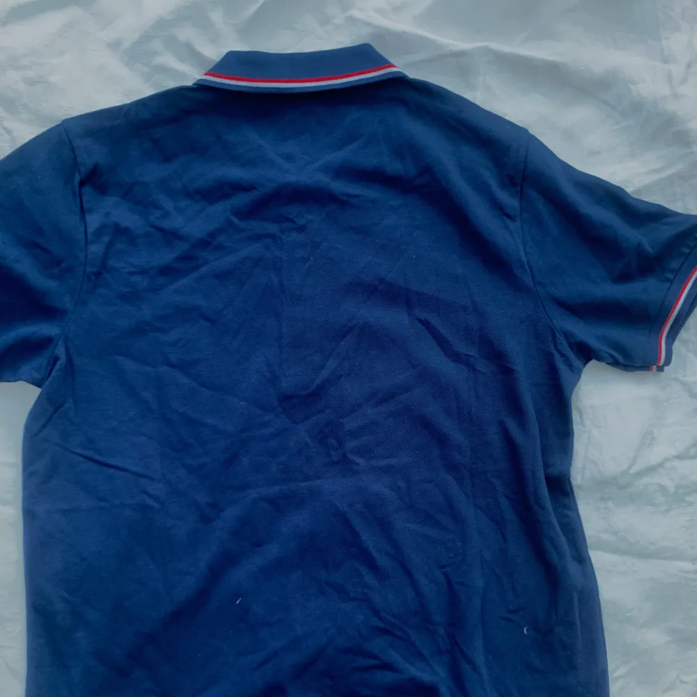 Säljer en snygg mörkblå pikétröja från Moncler i nytt skick. Piquen kommer med Kvitto och allt är splitter nytt. Kan gå me i pris vid snabb affär. Nypris:3000kr. T-paidat.