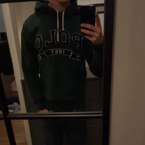 Grön Hoodie från Ralph lauren - Säljer denna riktigt snygga Hoodie från Ralph lauren. Den är allmänt använd men har inget fel med sig. Storlek XS. För frågor eller fler bilder är det bara att höra av sig!