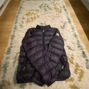 Säljer en snygg svart dunjacka från Moncler i mycket bra skick. Jackan har en quiltad design med dragkedja framtill och två praktiska fickor med dragkedjor. Perfekt för höst och vinter, håller dig varm och stilren. Passar både till vardags och lite finare tillfällen. 🖤tar också emot byten