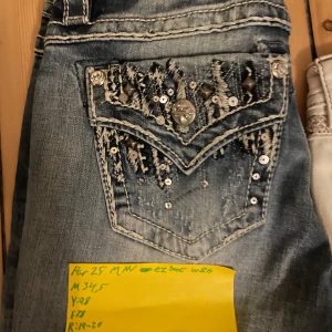 Miss me eazy boot - Snygga blå jeans med coola paljettdetaljer på bakfickan. Perfekta för att ge lite extra bling till din outfit. De har en klassisk femficksdesign och är i bra skick. Passar perfekt för en avslappnad Midja:34,5 Ytterben:98 Innerben:78 Rise:19/20~ Benöppning:21  Skriv för mer bilder eller om du har några frågor😇😇 Pris är absolut diskuterbart☺️☺️ Skriv innan du köper‼️ lägger upp fler bilder i veckan