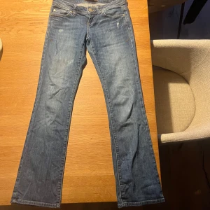 Ltb jeans  - Säljer ett par skit snygga Ltb jeans från deras äldre sortiment. Lågmidjade och bootcut. Köpta second hand och säljer då dem tyvärr var för korta för mig (jag är ca 1,77 cm). Innerbens längd 79 cm. I bra skick.