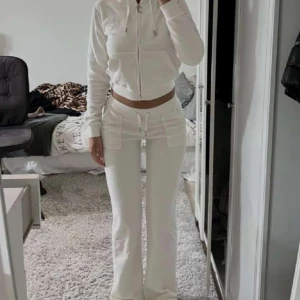 Vita mjukisbyxor med snörning - Säljer ett par vita mjukisbyxor i supermysigt material. Byxorna är i bootcut-stil vilket ger en snygg siluett. Byxorna är i storlek xxs men passar även personer i xs För mer frågor eller bilder skriv privat💞