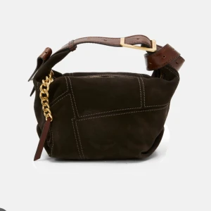 Grön axelväska med kedjedetalj - Säljer min super fina zadig väska i modellen Le Cecilia. Säljer den på slide 2, men är i den modellen på första bilden. Super fin och så cool!! Pris kan diskuteras. Köptes för cirka 5000-6000