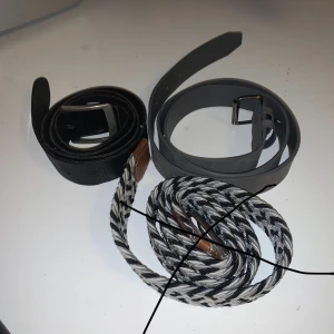 Bälten! 80st 2=150 - Säljer 2 snygga bälten i olika stilar. Ett svart och ett liknade mocka meterial. Perfekta för att matcha olika outfits och tillfällen. Alla bälten är i bra skick och redo att användas. Passar både till vardag och fest!