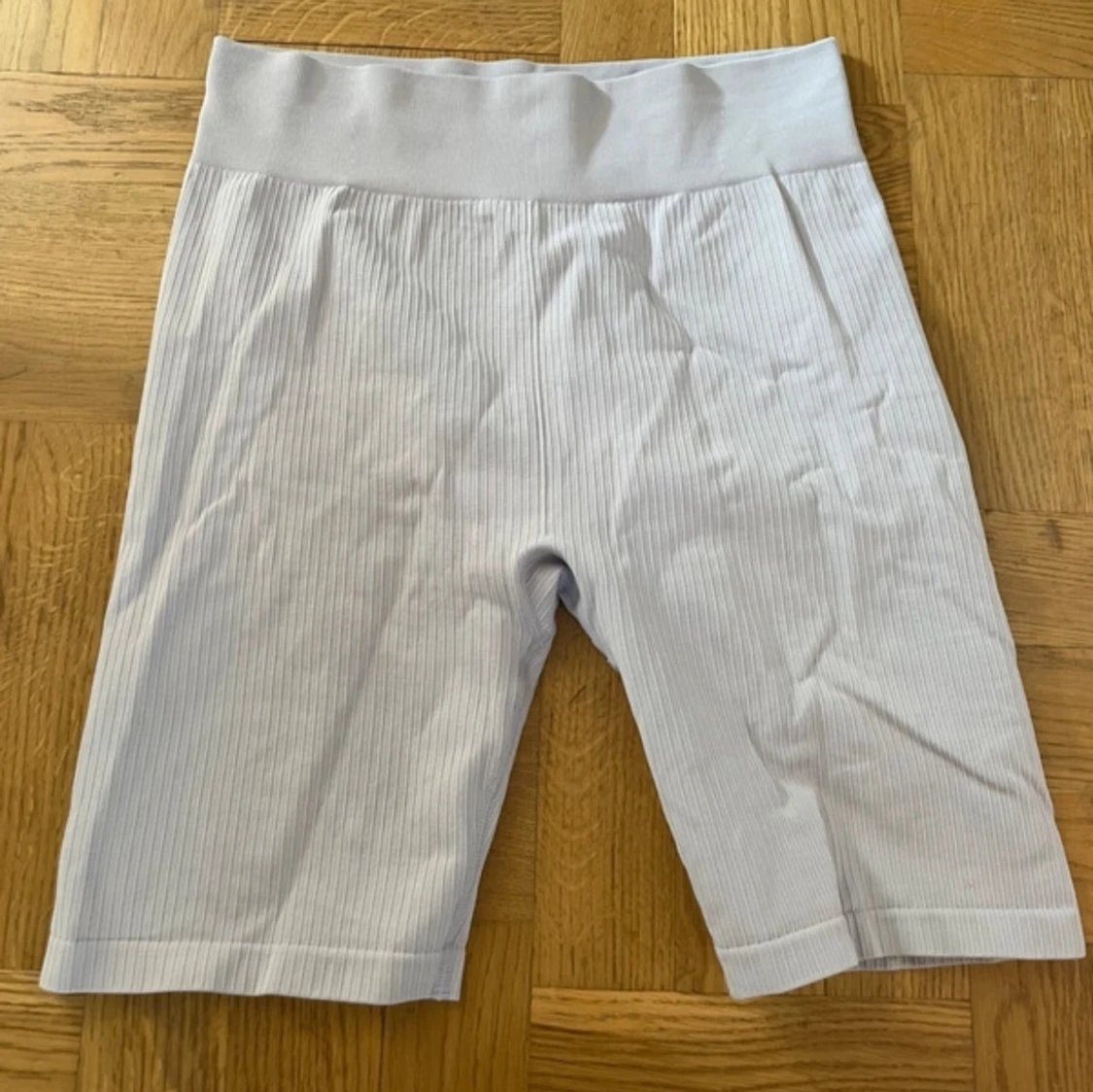 Ljus lila ribbade shorts och topp - 90