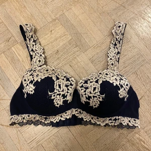 Svart bh med spetsdetaljer - Super cute bra from Intimissimi. Only tried on, size 75B💕