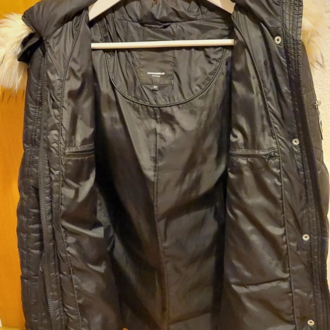 Svart dunjacka med pälsdetaljer - 90